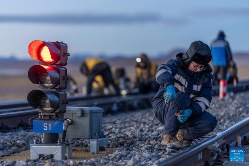 Xizang : histoire en photos des travailleurs de la plus haute section de maintenance des signaux ferroviaires au monde