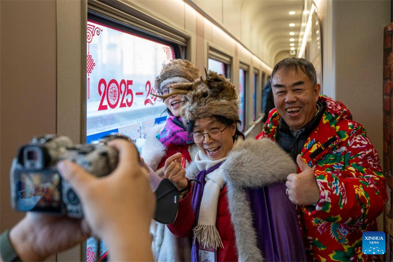 Heilongjiang : un train touristique thématique proposant des services de photo de voyage inauguré à Harbin