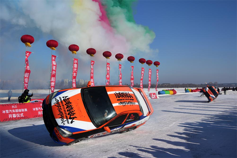 Heilongjiang : une course automobile sur glace et neige enflamme la ville de Harbin