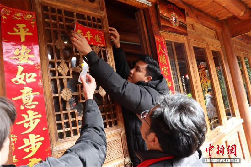 Sichuan : les étudiants étrangers découvrent la culture de la Fête du Printemps à Langzhong