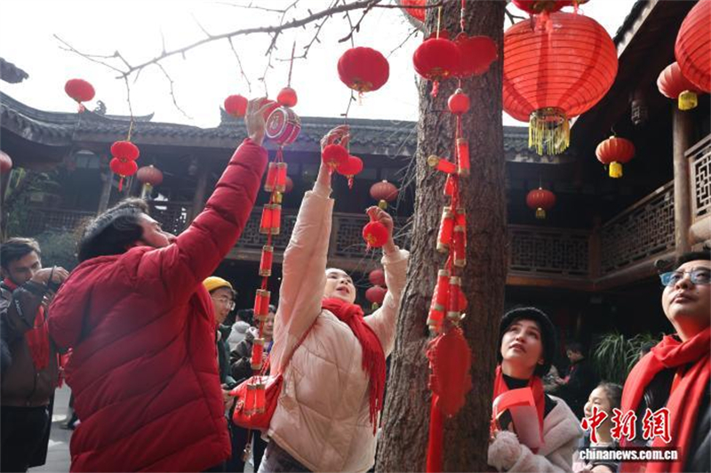 Sichuan : les étudiants étrangers découvrent la culture de la Fête du Printemps à Langzhong