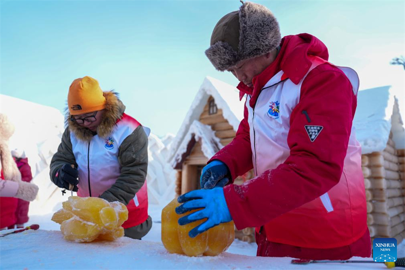 Heilongjiang : des sculptures de glace teintes par des plantes apportent de la couleur au Monde de Glace et de Neige de Harbin