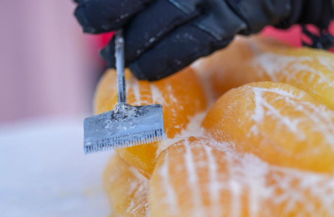 Heilongjiang : des sculptures de glace teintes par des plantes apportent de la couleur au Monde de Glace et de Neige de Harbin