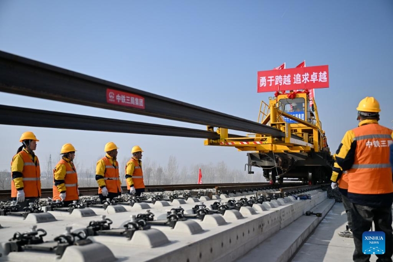 Hebei : début des travaux de pose des voies du chemin de fer à grande vitesse Xiong'an-Xinzhou