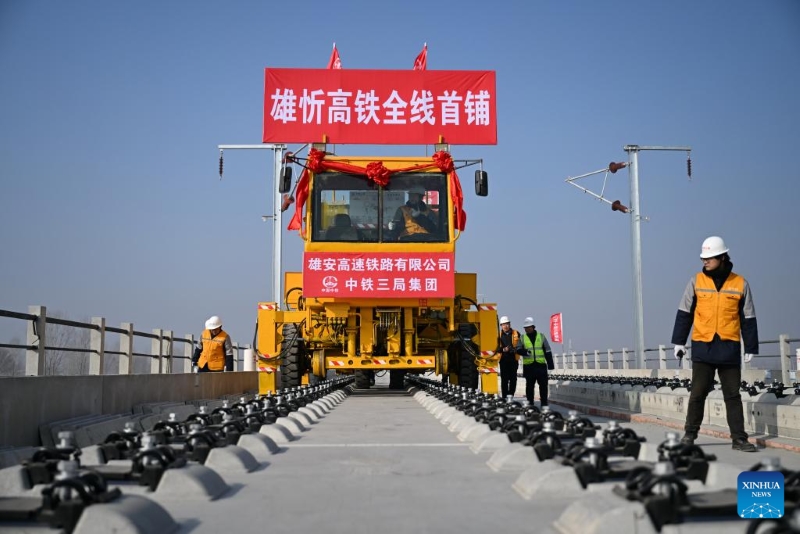 Hebei : début des travaux de pose des voies du chemin de fer à grande vitesse Xiong'an-Xinzhou