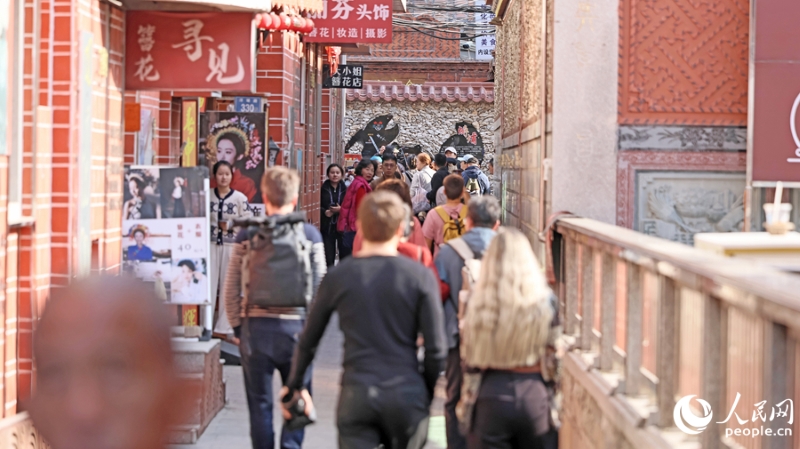 Fujian : les couvre-chefs fleuris de Xunpu laissent de beaux souvenirs aux influenceurs du voyage européens