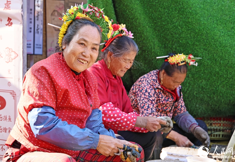 Fujian : les couvre-chefs fleuris de Xunpu laissent de beaux souvenirs aux influenceurs du voyage européens