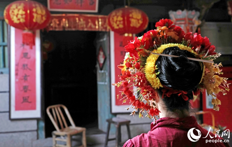 Fujian : les couvre-chefs fleuris de Xunpu laissent de beaux souvenirs aux influenceurs du voyage européens