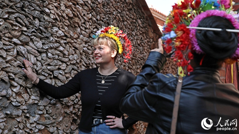 Fujian : les couvre-chefs fleuris de Xunpu laissent de beaux souvenirs aux influenceurs du voyage européens
