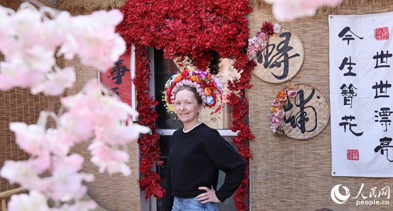 Fujian : les couvre-chefs fleuris de Xunpu laissent de beaux souvenirs aux influenceurs du voyage européens