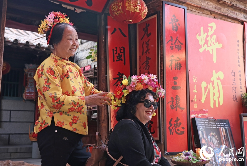 Fujian : les couvre-chefs fleuris de Xunpu laissent de beaux souvenirs aux influenceurs du voyage européens