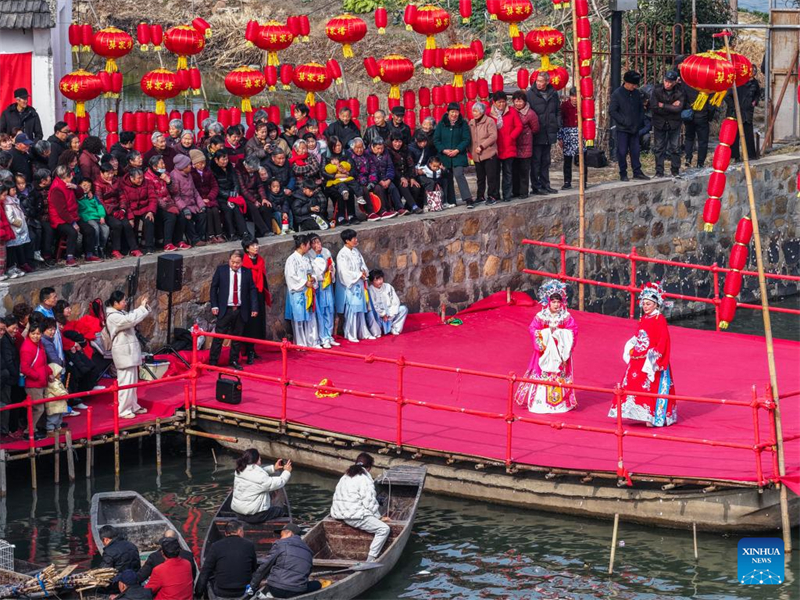 Zhejiang : des activités festives organisées à l'approche du Nouvel An chinois dans le village de Mojiaqiao, à Hangzhou