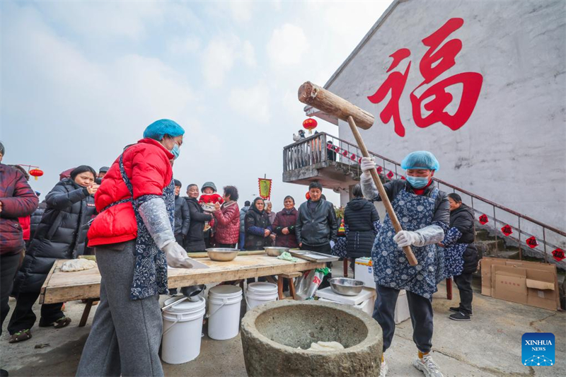 Zhejiang : des activités festives organisées à l'approche du Nouvel An chinois dans le village de Mojiaqiao, à Hangzhou