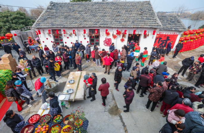 Zhejiang : des activités festives organisées à l'approche du Nouvel An chinois dans le village de Mojiaqiao, à Hangzhou
