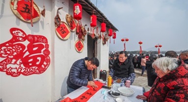 Zhejiang : des activités festives organisées à l'approche du Nouvel An chinois dans le village de Mojiaqiao, à Hangzhou