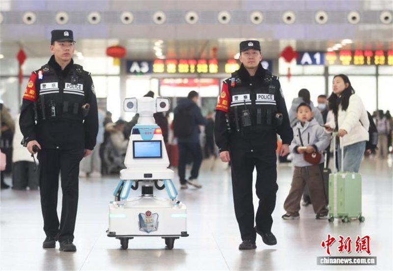 Jiangsu : un robot policier assure la sécurité à la gare de Nanjing Sud pendant la vague de voyages de la Fête du Printemps