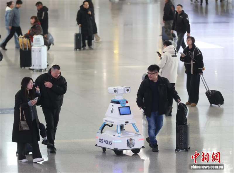 Jiangsu : un robot policier assure la sécurité à la gare de Nanjing Sud pendant la vague de voyages de la Fête du Printemps