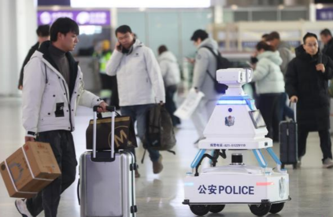 Jiangsu : un robot policier assure la sécurité à la gare de Nanjing Sud pendant la vague de voyages de la Fête du Printemps