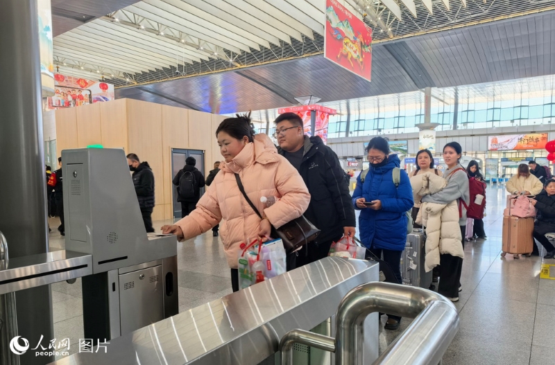 En photos : la vague de voyages de la Fête du Printemps 2026 a démarré dans toute la Chine