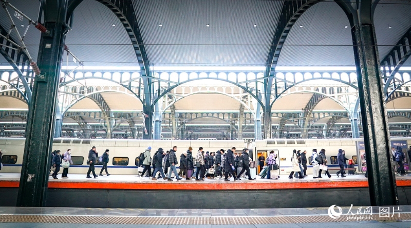 En photos : la vague de voyages de la Fête du Printemps 2026 a démarré dans toute la Chine