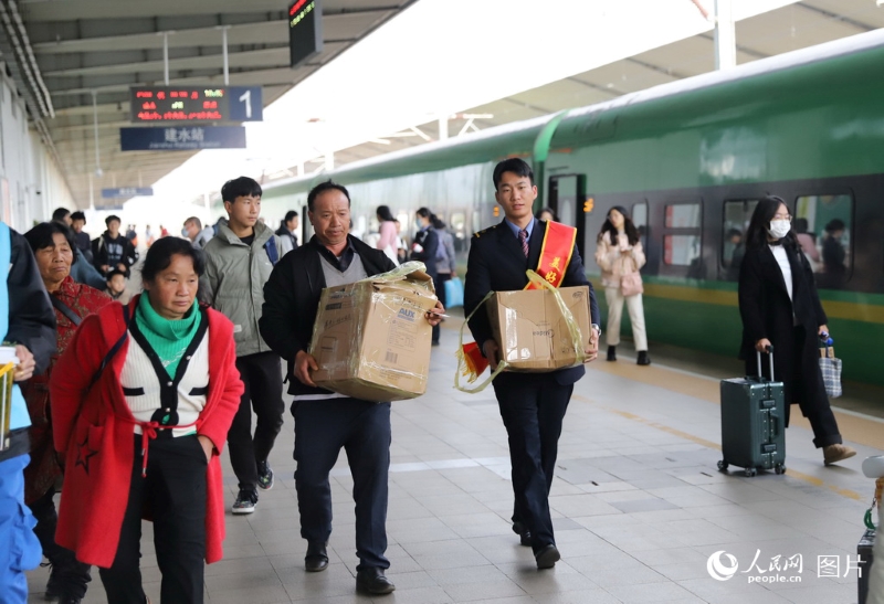 En photos : la vague de voyages de la Fête du Printemps 2026 a démarré dans toute la Chine