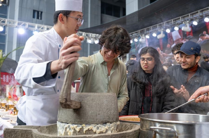 Chongqing : les étudiants étrangers s'immergent dans une ambiance festive de Nouvel An