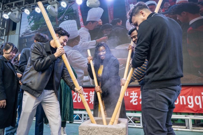 Chongqing : les étudiants étrangers s'immergent dans une ambiance festive de Nouvel An