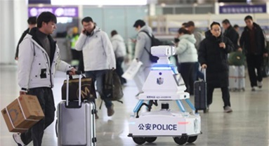 Jiangsu : un robot policier assure la sécurité à la gare de Nanjing Sud pendant la vague de voyages de la Fête du Printemps