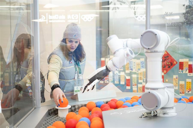 Comment la technologie chinoise ajoute une nouvelle tournure à l'échange de pin's olympiques au village des athlètes de Milan