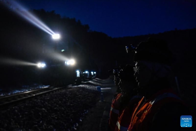 Shanxi : des jeunes techniciens luttent contre la glace dans les tunnels pour assurer la sécurité des services ferroviaires