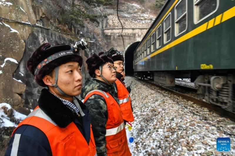 Shanxi : des jeunes techniciens luttent contre la glace dans les tunnels pour assurer la sécurité des services ferroviaires