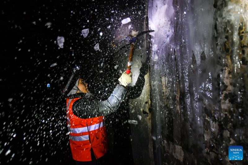 Shanxi : des jeunes techniciens luttent contre la glace dans les tunnels pour assurer la sécurité des services ferroviaires