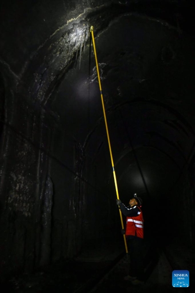 Shanxi : des jeunes techniciens luttent contre la glace dans les tunnels pour assurer la sécurité des services ferroviaires