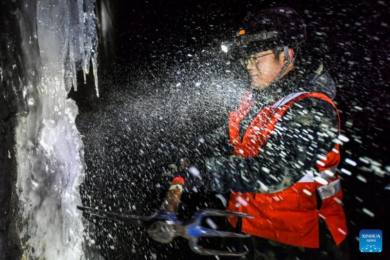 Shanxi : des jeunes techniciens luttent contre la glace dans les tunnels pour assurer la sécurité des services ferroviaires