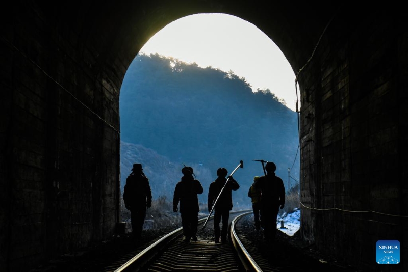 Shanxi : des jeunes techniciens luttent contre la glace dans les tunnels pour assurer la sécurité des services ferroviaires