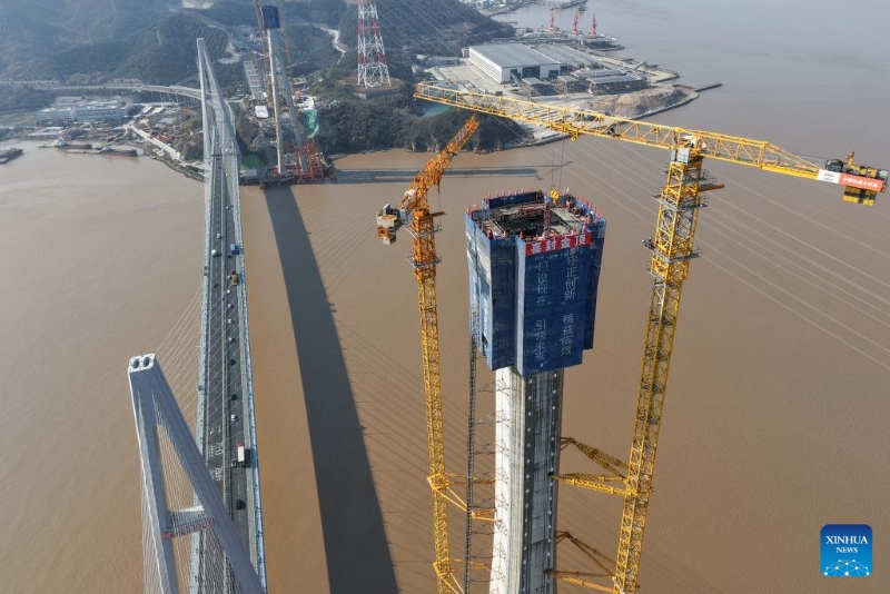 Zhejiang : la tour principale n° 6 du pont autoroutier-ferroviaire Taoyaomen à Zhoushan est achevée