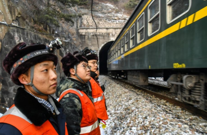 Shanxi : des jeunes techniciens luttent contre la glace dans les tunnels pour assurer la sécurité des services ferroviaires