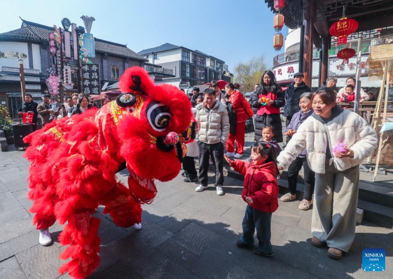Zhejiang : des activités folkloriques traditionnelles organisées pour célébrer le Nouvel An chinois à Jiande