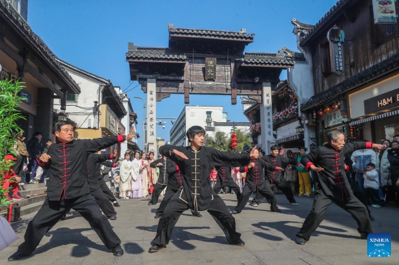 Zhejiang : des activités folkloriques traditionnelles organisées pour célébrer le Nouvel An chinois à Jiande
