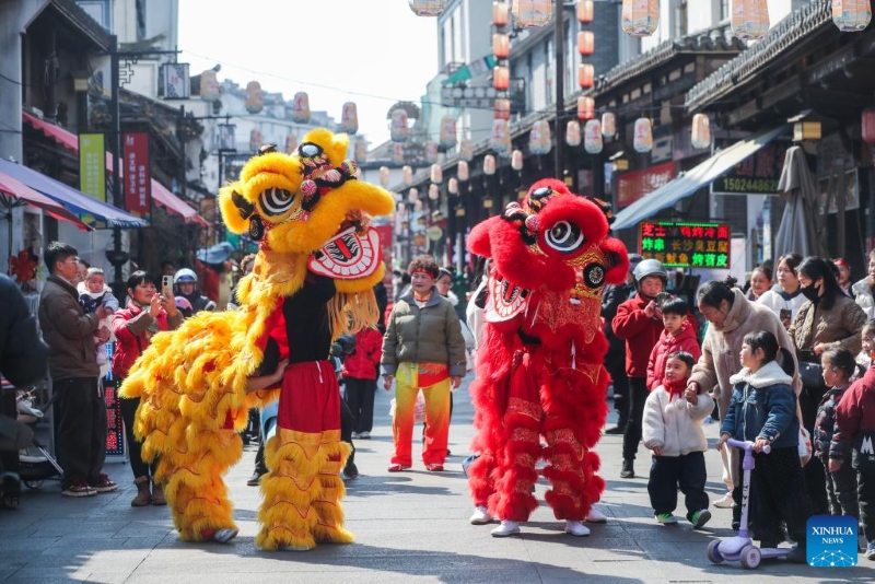 Zhejiang : des activités folkloriques traditionnelles organisées pour célébrer le Nouvel An chinois à Jiande