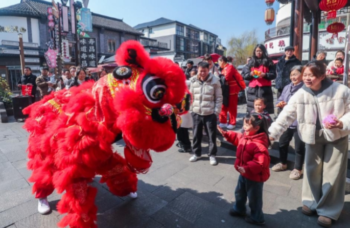 Zhejiang : des activités folkloriques traditionnelles organisées pour célébrer le Nouvel An chinois à Jiande