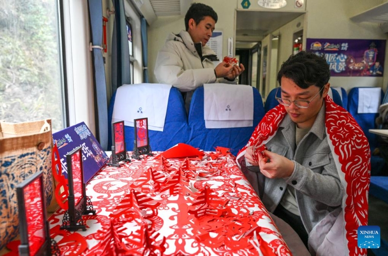 Guizhou : un marché du Nouvel An chinois à bord du train n° 5640
