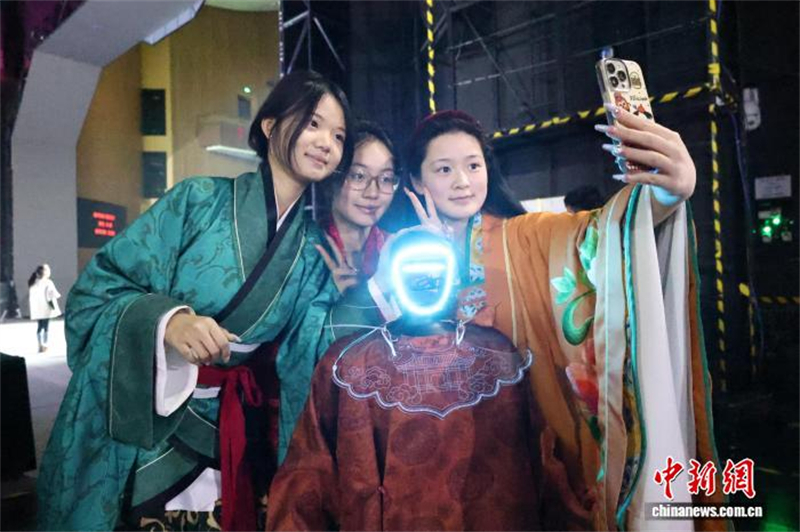 Shandong : un défilé de mode homme-robot met en valeur le charme de la culture du Hanfu à Jining