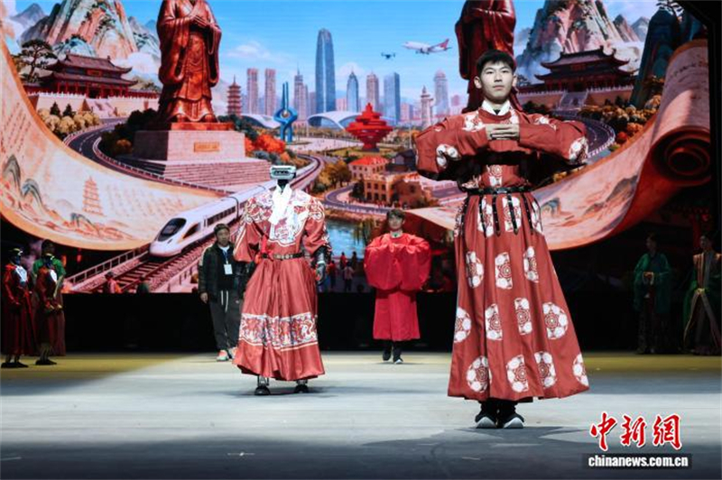 Shandong : un défilé de mode homme-robot met en valeur le charme de la culture du Hanfu à Jining