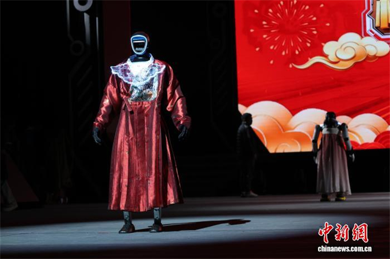 Shandong : un défilé de mode homme-robot met en valeur le charme de la culture du Hanfu à Jining