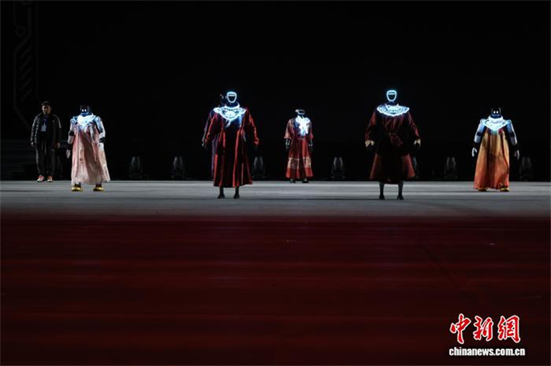 Shandong : un défilé de mode homme-robot met en valeur le charme de la culture du Hanfu à Jining