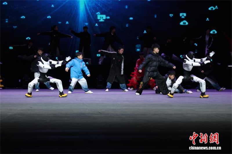 Shandong : un défilé de mode homme-robot met en valeur le charme de la culture du Hanfu à Jining