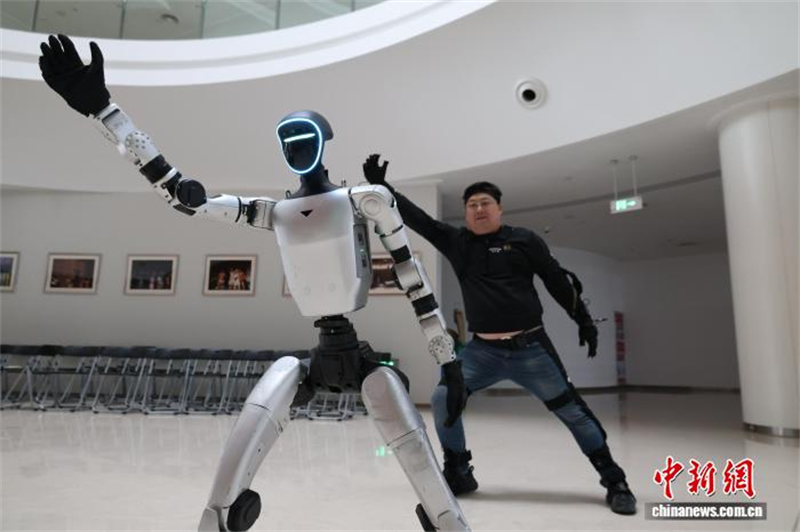 Shandong : un défilé de mode homme-robot met en valeur le charme de la culture du Hanfu à Jining