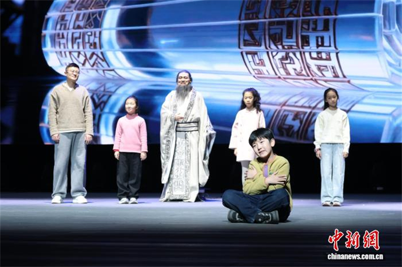 Shandong : un défilé de mode homme-robot met en valeur le charme de la culture du Hanfu à Jining