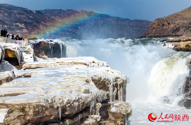 Shaanxi : la cascade de glace de Hukou célèbre le Nouvel An chinois et les coutumes folkloriques illustrent le charme de la nouvelle année